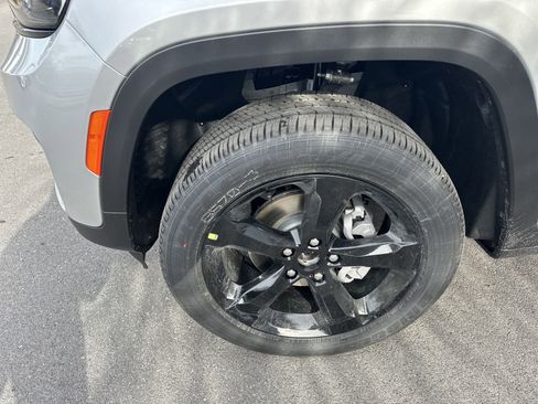 New 2025 Jeep Grand Cherokee Altitude image 11