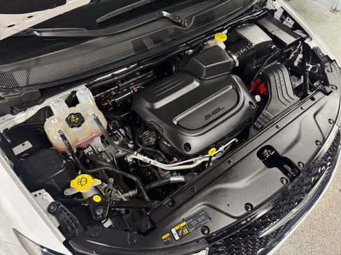 Used 2024 Chrysler Pacifica Touring-L image 31