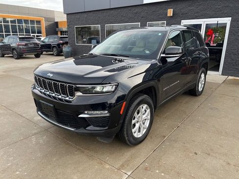 Used 2023 Jeep Grand Cherokee Limited w/ Luxury Tech Group II image 3