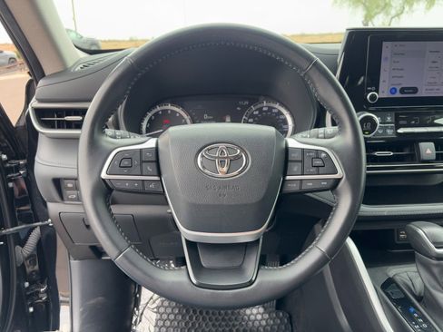 Used 2024 Toyota Highlander LE FWD image 18