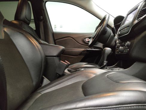 Used 2021 Jeep Cherokee Latitude Plus FWD image 21