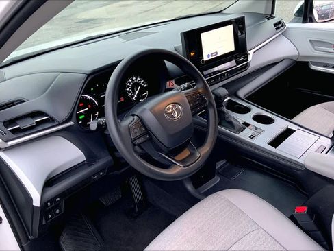 Used 2026 Toyota Sienna LE FWD image 17