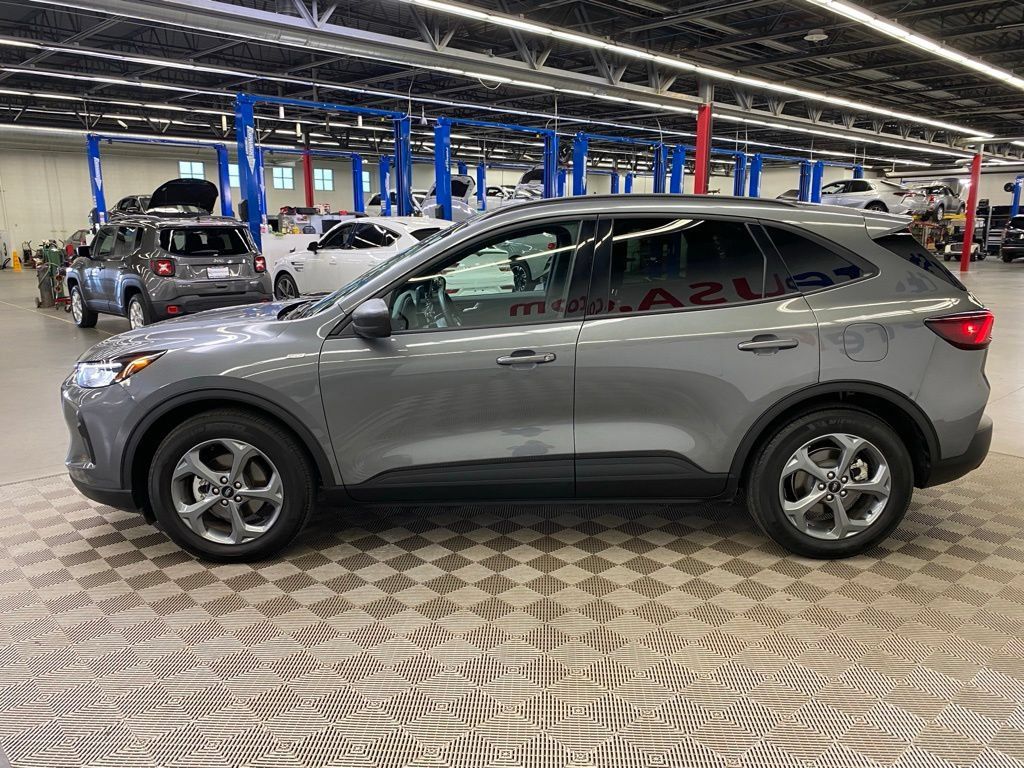 Used 2025 Ford Escape ST-Line FWD image 3