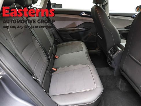 Used 2024 Volkswagen Taos SE FWD image 22