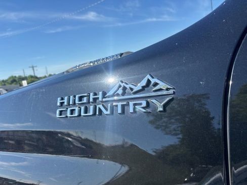 Used 2024 Chevrolet Silverado 2500 High Country w/ Technology Package AWD/4WD image 4