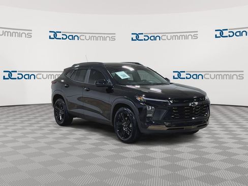 Used 2025 Chevrolet Trax ACTIV w/ Sunroof Package FWD image 2