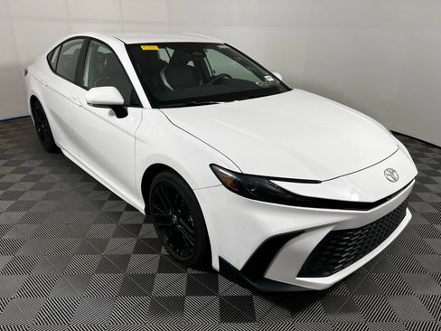 Certified 2025 Toyota Camry SE image 3