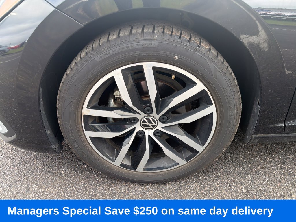 Used 2025 Volkswagen Jetta SE FWD image 9