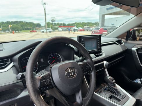 Used 2020 Toyota RAV4 LE FWD image 5