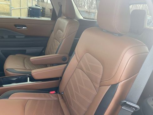 Used 2025 Nissan Pathfinder Platinum image 18