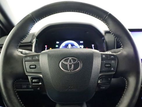 Used 2025 Toyota Camry SE image 18