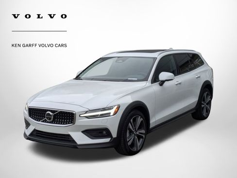 Certified 2025 Volvo V60 B5 Cross Country Plus image 8