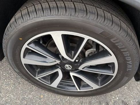 Used 2018 Nissan Rogue SL w/ Premium Package image 9