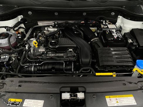 Certified 2025 Volkswagen Taos SE image 10