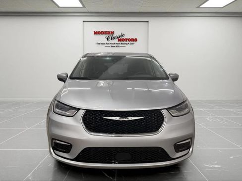 Used 2023 Chrysler Pacifica Touring-L FWD image 2