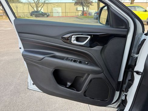 Used 2025 Jeep Compass Trailhawk image 18