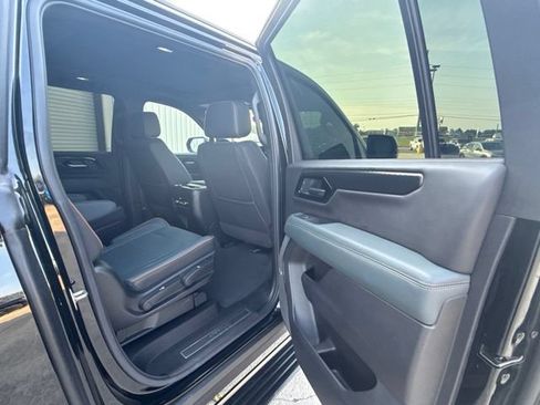 Used 2025 GMC Yukon XL AT4 w/ AT4 Premium Package AWD/4WD image 19