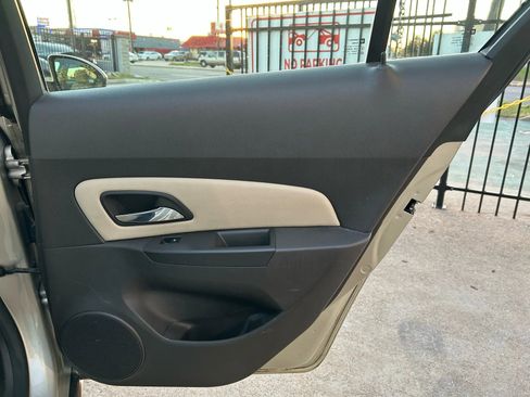 Used 2013 Chevrolet Cruze LT image 16