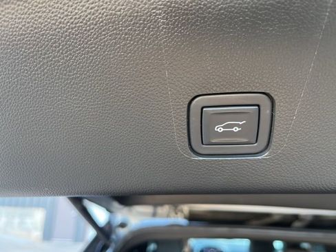 Used 2023 Chevrolet Traverse RS image 8