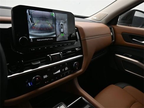 Used 2025 Nissan Pathfinder Platinum w/ Black Appearance Package image 11