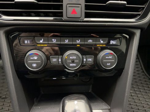 Used 2024 Volkswagen Taos SE image 23