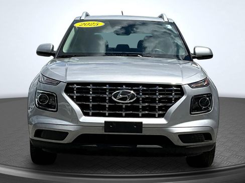 Used 2025 Hyundai Venue SEL FWD image 2