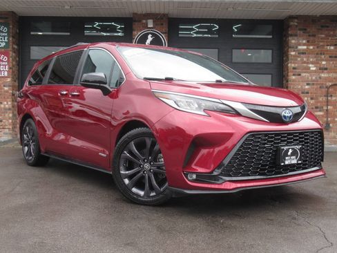 Used 2021 Toyota Sienna XSE w/ XSE Plus Package FWD image 1