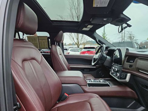 Used 2022 Ford Expedition Limited image 11