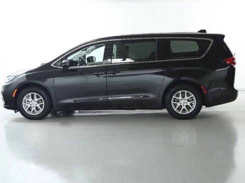 Used 2024 Chrysler Pacifica Touring-L image 38