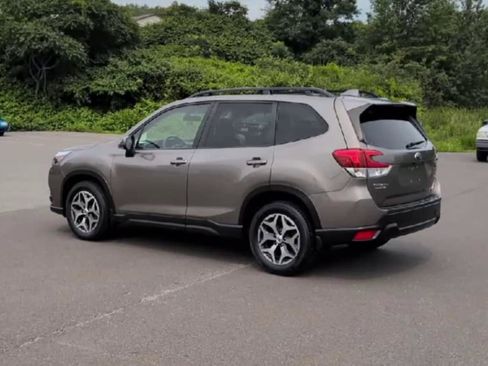 Used 2022 Subaru Forester Premium image 6