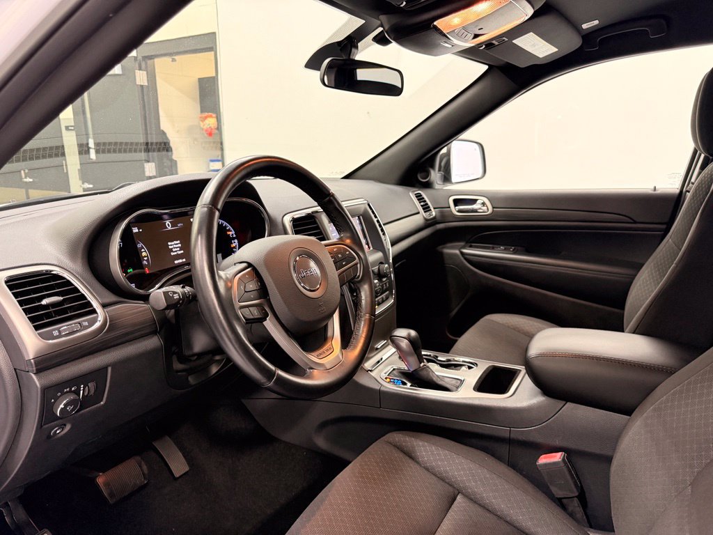 Used 2020 Jeep Grand Cherokee Laredo AWD/4WD image 11