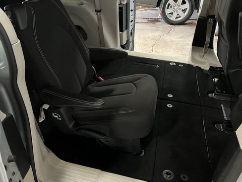 Used 2023 Chrysler Voyager LX image 12