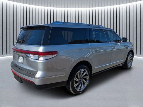 Used 2022 Lincoln Navigator L Reserve AWD/4WD image 3