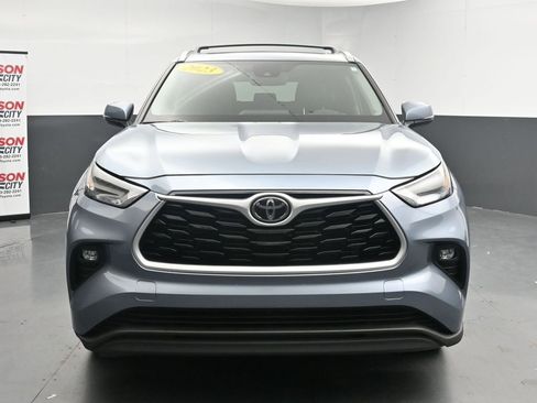 Used 2023 Toyota Highlander XLE FWD image 3