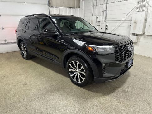 Certified 2025 Ford Explorer ST-Line image 3