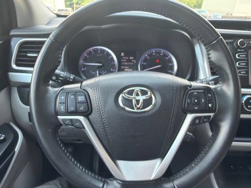 Used 2019 Toyota Highlander XLE AWD/4WD image 24
