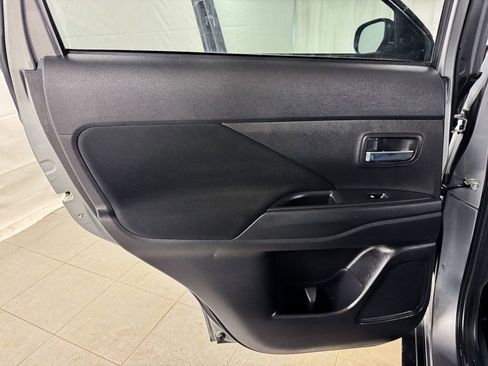 Used 2017 Mitsubishi Outlander SE image 16