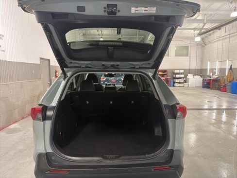 Used 2021 Toyota RAV4 XLE Premium image 5