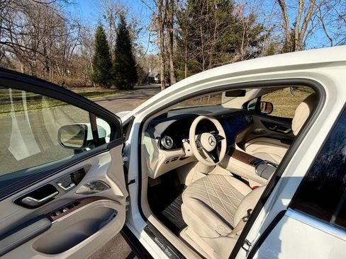 Used 2023 Mercedes-Benz EQS 580 4MATIC SUV w/ Acoustic Comfort Package image 34