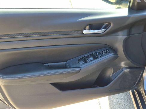 Used 2025 Nissan Altima 2.5 SV FWD image 11