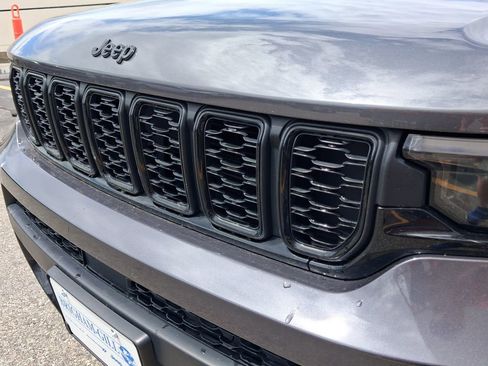 Used 2023 Jeep Grand Cherokee L Laredo AWD/4WD image 4