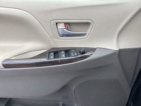 Used 2015 Toyota Sienna XLE Premium image 11