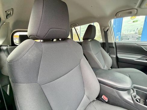 Used 2020 Toyota RAV4 LE AWD/4WD image 42