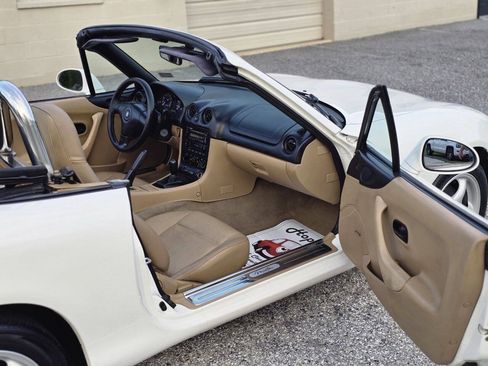Used 1999 MAZDA MX-5 Miata RWD image 11