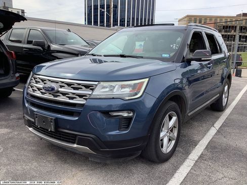 Used 2018 Ford Explorer XLT w/ Equipment Group 202A image 4