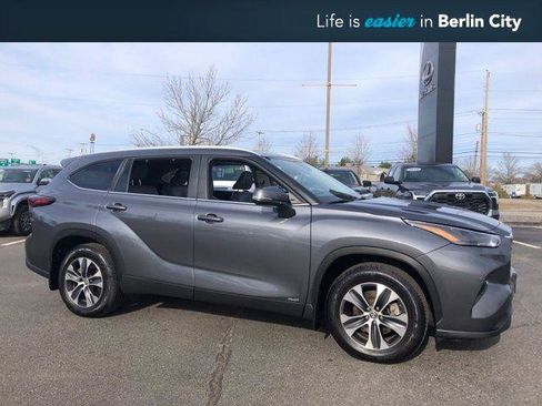 Certified 2025 Toyota Highlander XLE image 1