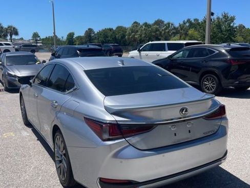 Used 2025 Lexus ES 300h w/ Technology Package image 2