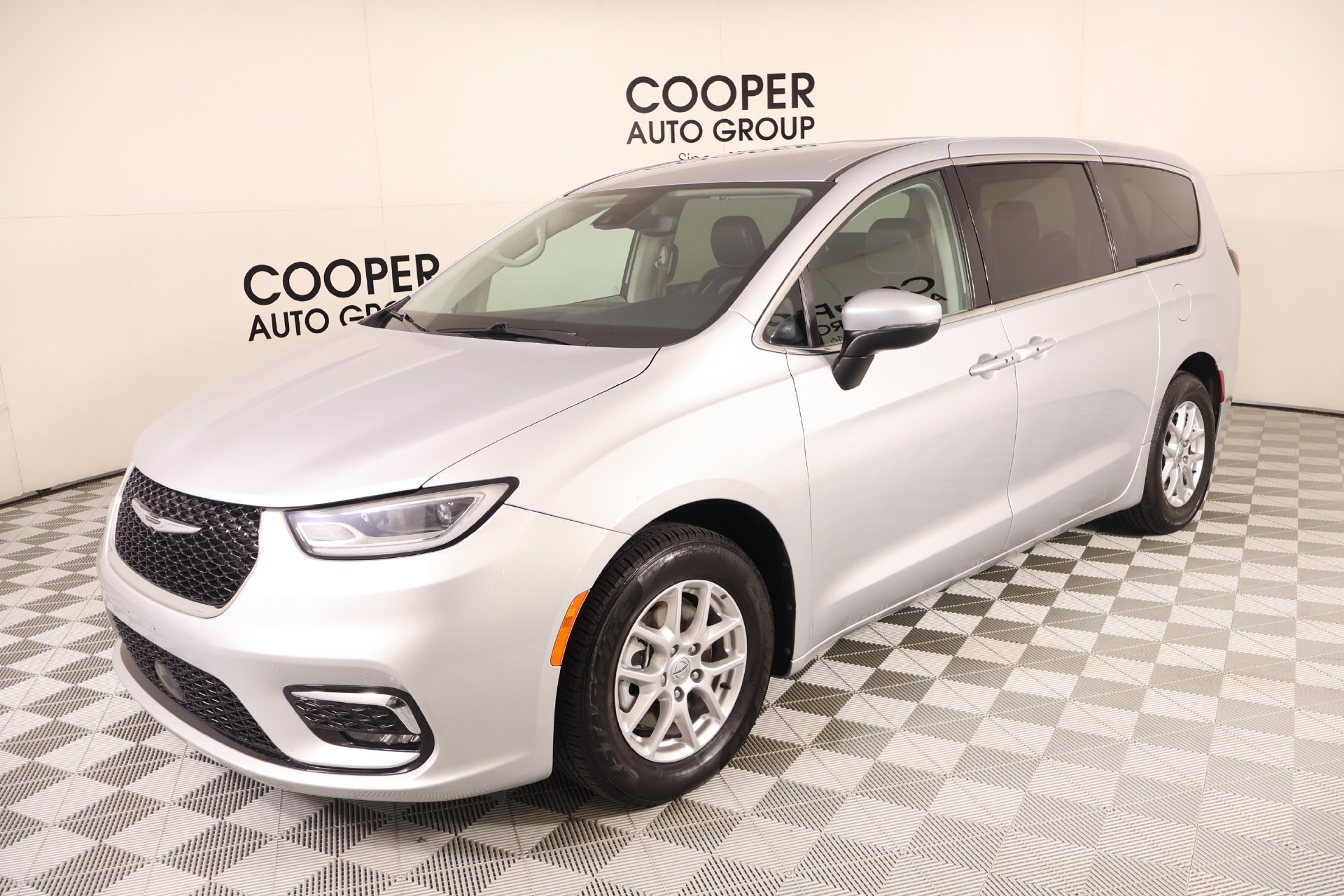 Used 2023 Chrysler Pacifica Touring-L FWD image 10