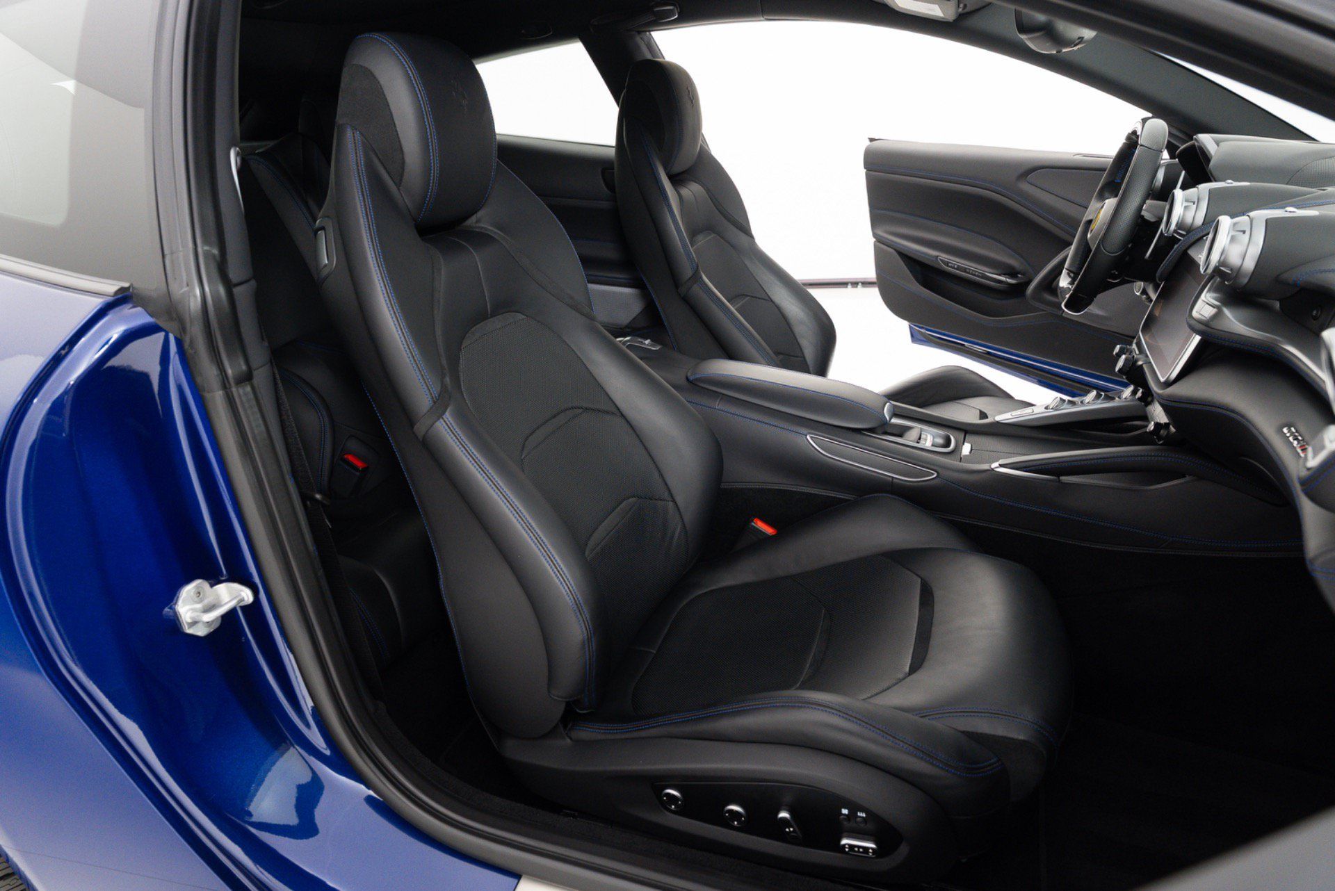 Used 2019 Ferrari GTC4Lusso T RWD image 40