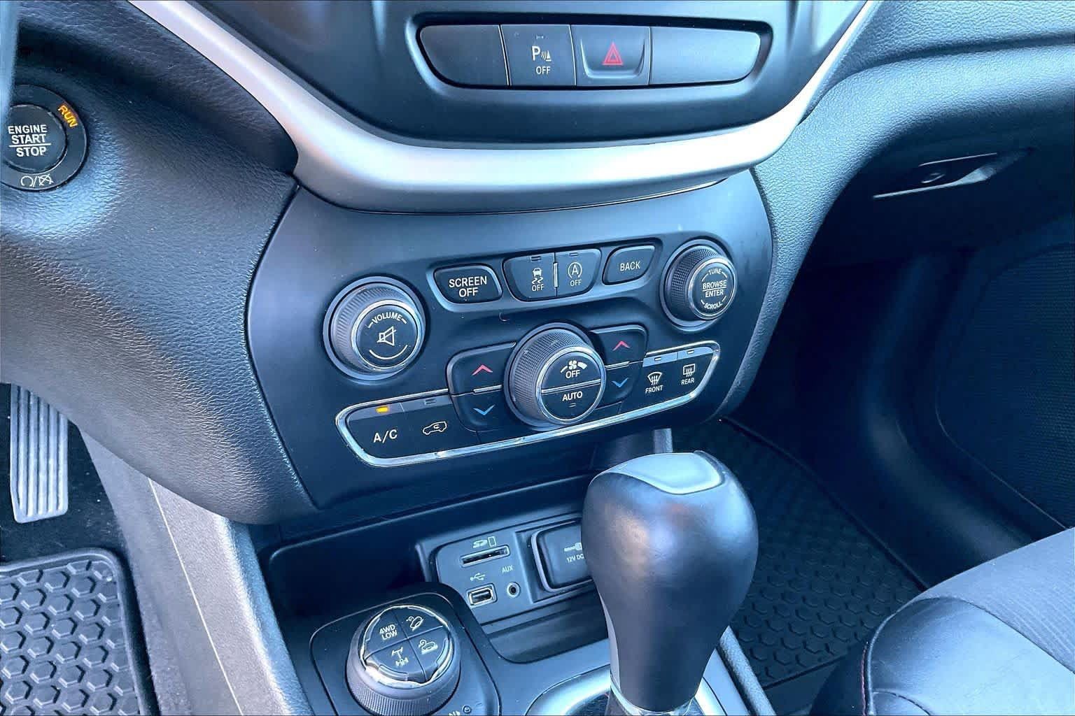 Used 2018 Jeep Cherokee Trailhawk AWD/4WD image 33